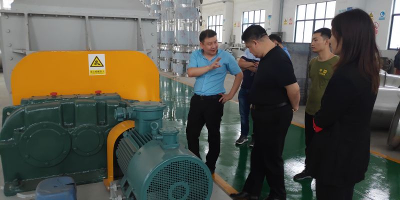 江蘇客戶(hù)至我司考察槳葉干燥機(jī)
